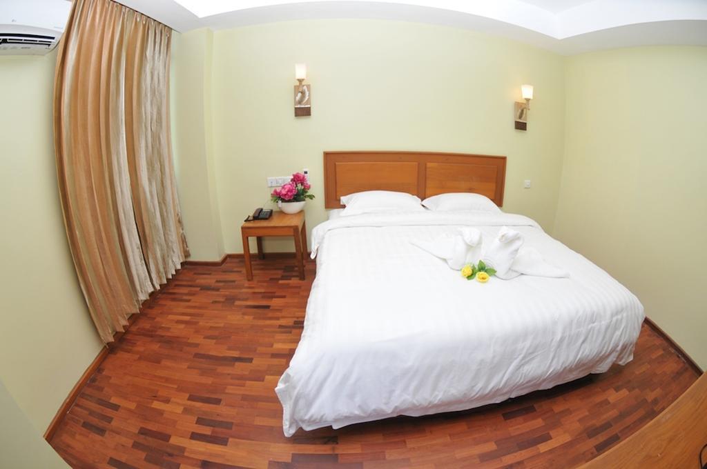 Shwe Phyu Hotel Mandalay Buitenkant foto