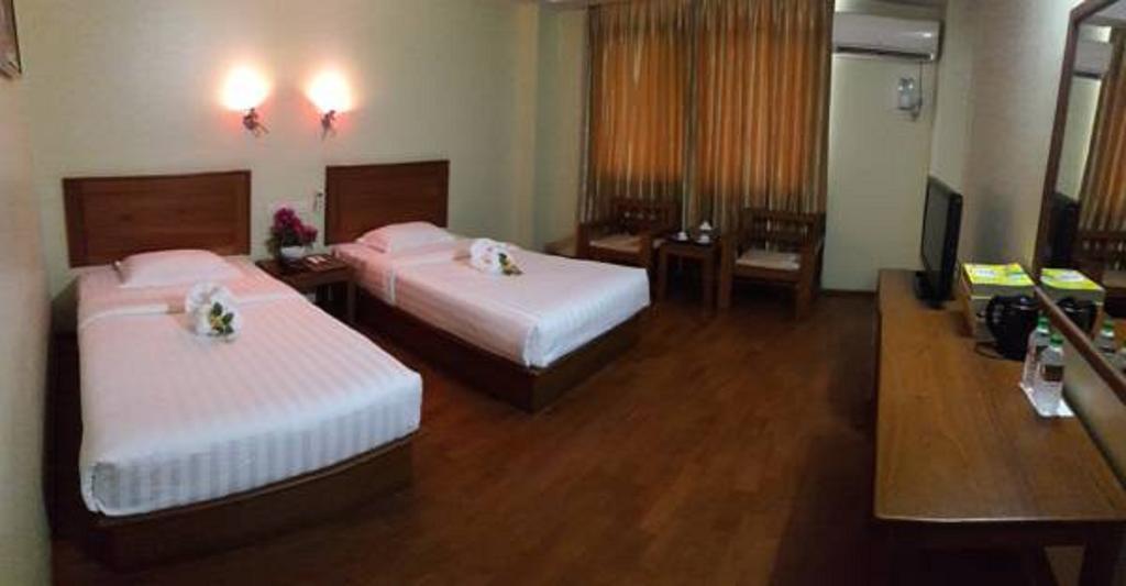 Shwe Phyu Hotel Mandalay Buitenkant foto
