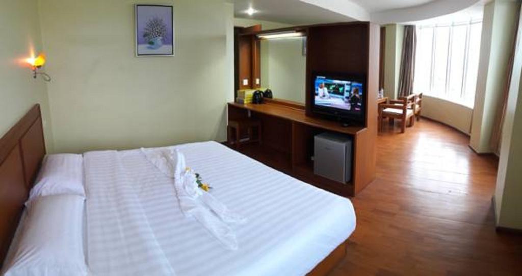 Shwe Phyu Hotel Mandalay Buitenkant foto
