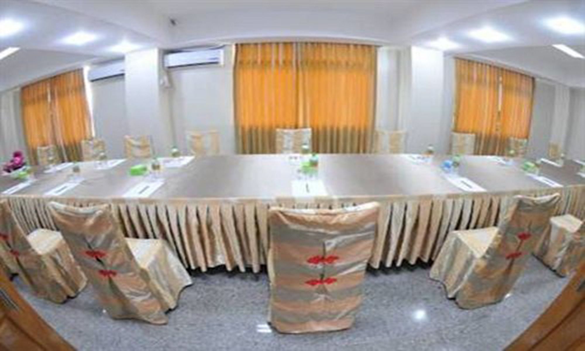 Shwe Phyu Hotel Mandalay Buitenkant foto