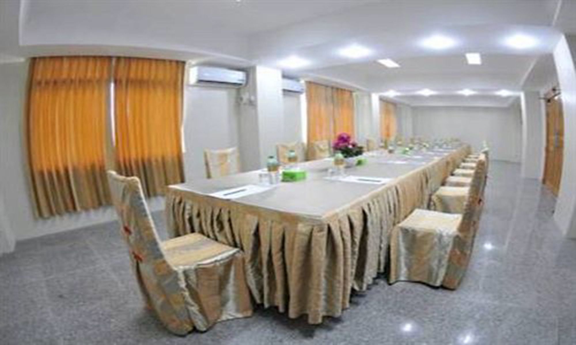 Shwe Phyu Hotel Mandalay Buitenkant foto